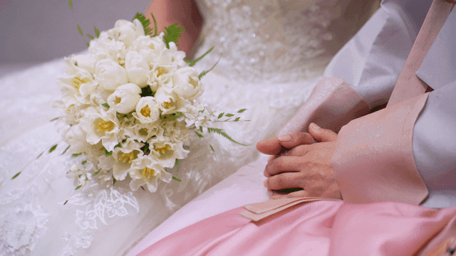 웨딩드레스를 입은 신부와 한복을 입은 어머니