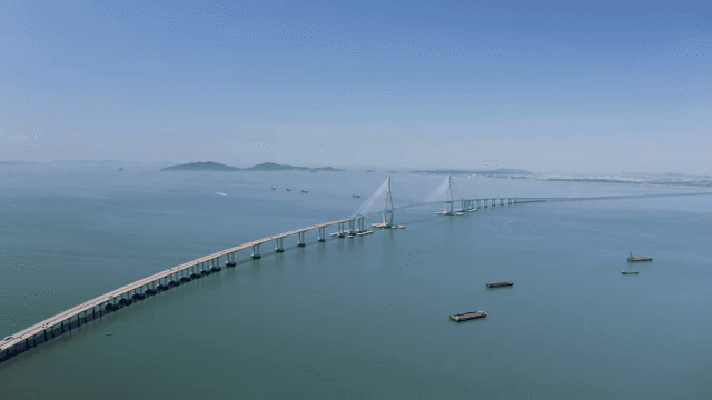 바다 위로 길게 뻗은 다리