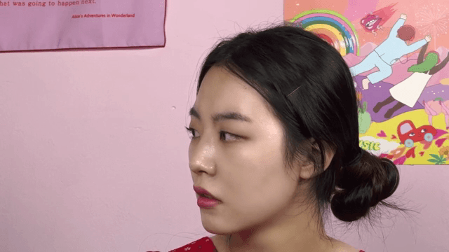 진지한 표정으로 누군가와 대화하는 여성