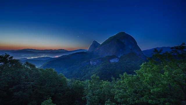 웅장한 산악 지형 위의 일출