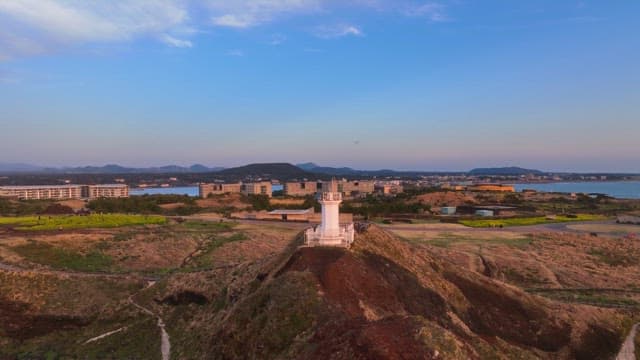 해질녘 해안 언덕의 등대