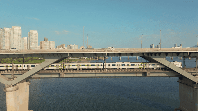 강 위 다리 위의 지하철과 자동차