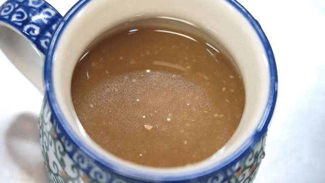 머그잔에 담겨있는 갈색 소스