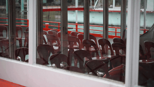 정박된 여객선의 빈 좌석