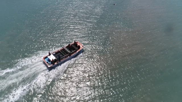 양식장을 지나가는 배