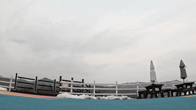 흐린 하늘 위를 나는 드론