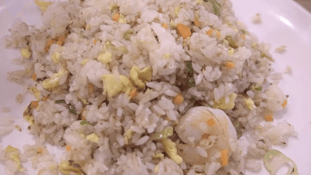 접시에 담긴 맛있는 새우 볶음밥