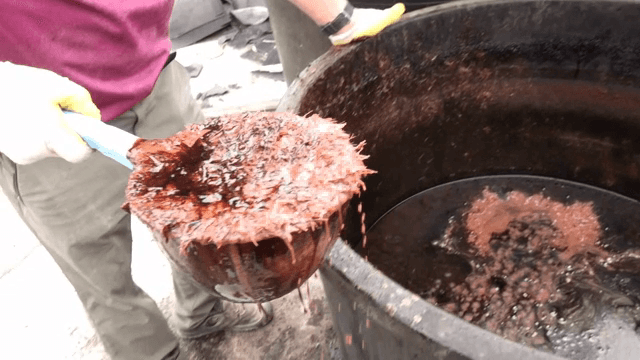 과메기 부산물 담기