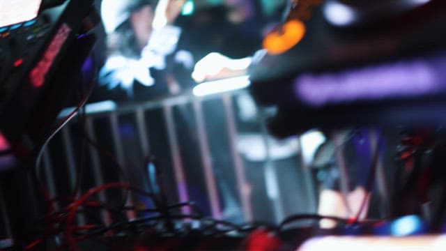 믹싱 데크 위에서 움직이는 DJ의 손