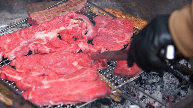 야외 바비큐에서 신선한 고기 굽기