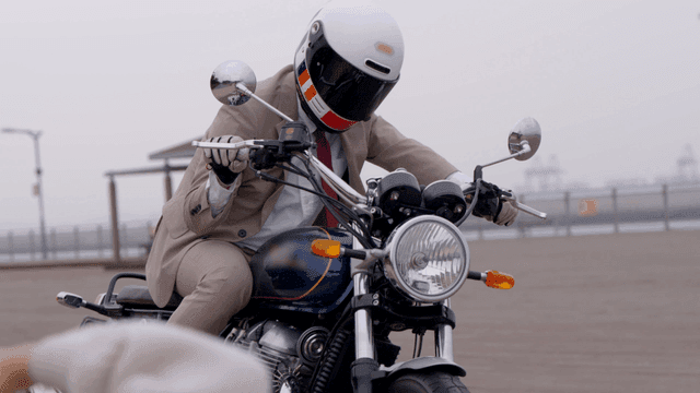 오토바이를 타고 있는 정장을 입은 사람