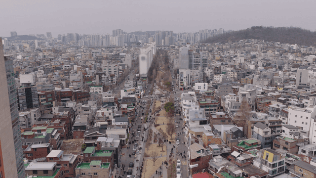 고층 건물이 있는 번화한 도시