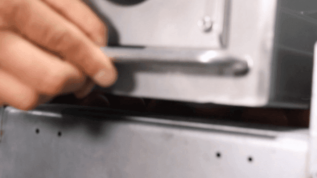 세척 기계에서 처리되는 계란들