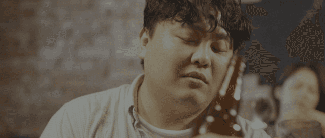 열리는 맥주에 놀라는 남자