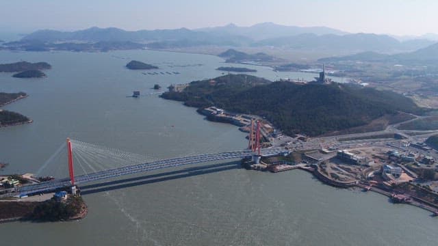 넓은 강을 가로지르는 다리와 언덕