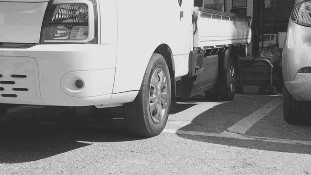 충전소에 주차하는 전기 트럭