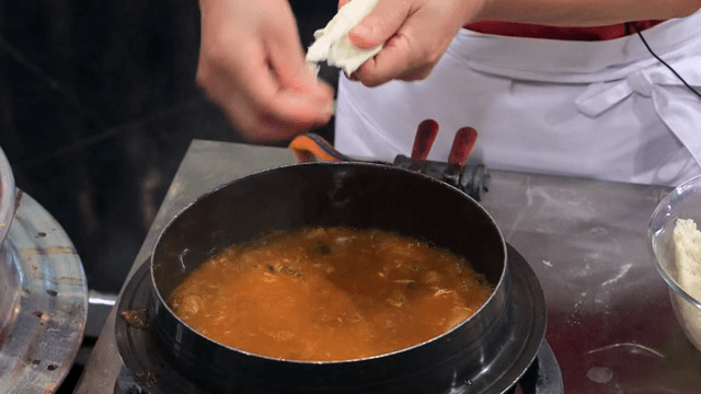 꾹저구탕에 밀가루 반죽을 넣는 모습