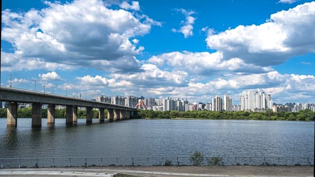 강 위의 다리와 도시 스카이라인