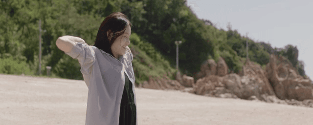 여성이 해변에서 햇살을 즐기는 모습