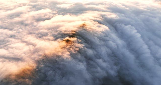 햇빛에 비친 구름