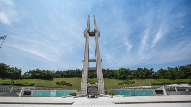 맑은 하늘 아래 공원에 세워진 기념비