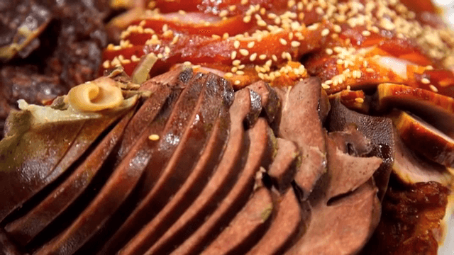 족발과 순대가 담긴 접시