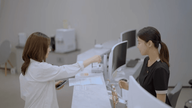 손님의 병원 수납을 돕는 병원 직원