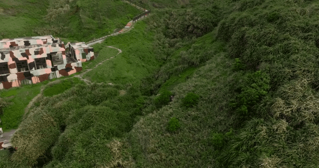 푸른 골짜기에 있는 다채로운 건물들