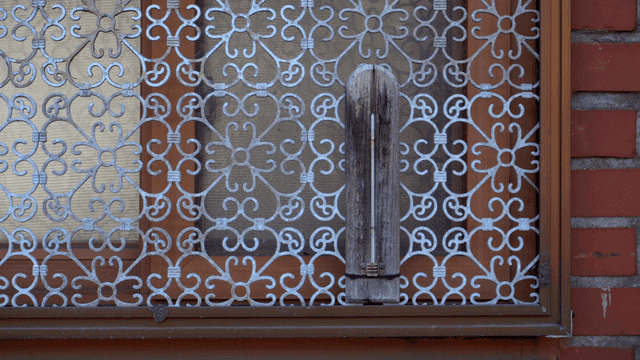 반복된 패턴으로 장식된 나무 창문 틀 조각품