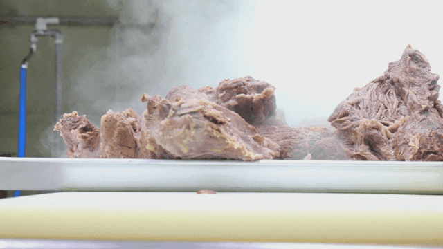 주방에서 준비되는 뜨거운 고기