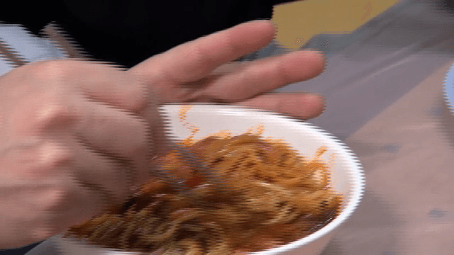 짬짜면을 젓가락으로 비비는 모습