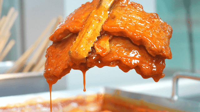 Tteokbokki and fish cake in spicy sauce