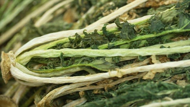 잘 말린 시래기의 쪼글쪼글한 단면