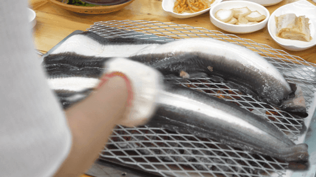 숯불에 구워지는 큰 장어