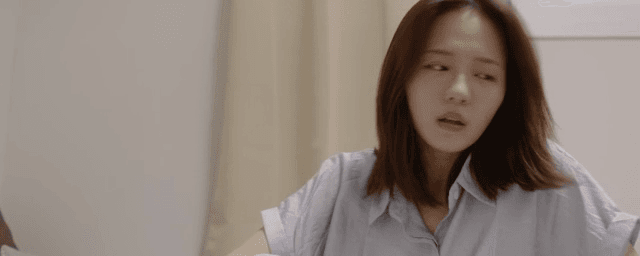 방에서 울다가 나서는 여성