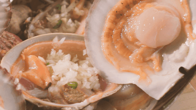 Fresh scallops and clams grilled with seasoning