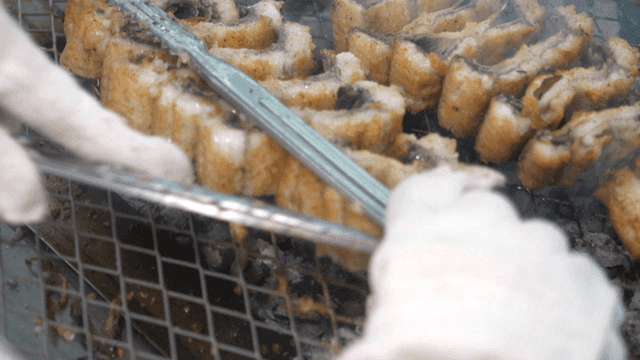 숯불에 뒤집어지는 장어구이