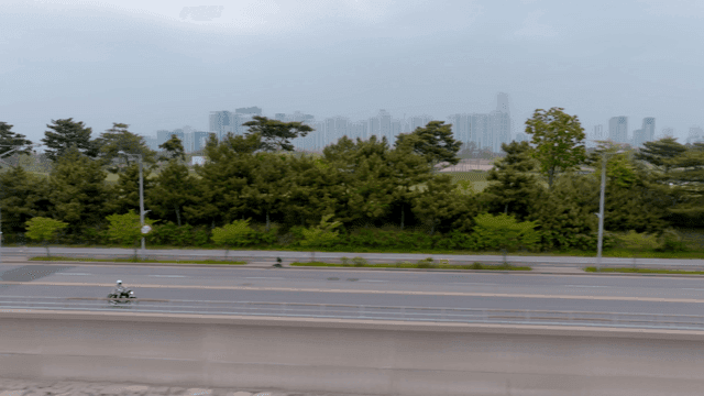 오토바이가 지나가는 도로