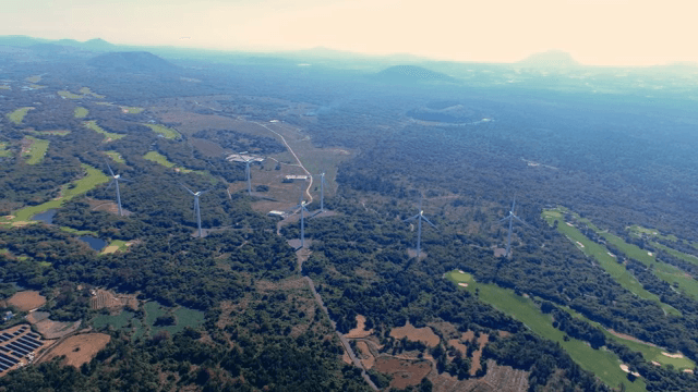 넓은 녹색 풍경 속 풍력 터빈