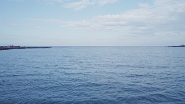 맑은 하늘 아래 고요한 바다