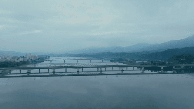 넓은 강 위로 이어진 다리 풍경