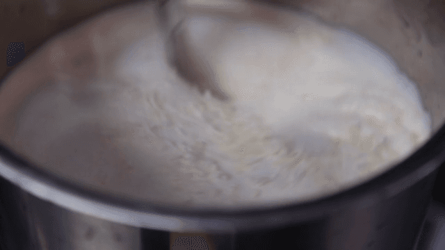 치즈와 콩물을 섞는 거품기