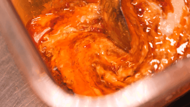 Ladle for stirring and mixing chili oil and bean sauce
