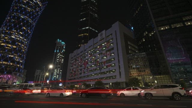 밤에 붐비는 도시 풍경과 분주한 교통