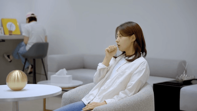 실내에서 기침을 하는 여성