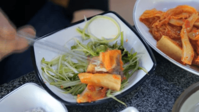 김치를 올린 삼겹살 한 점