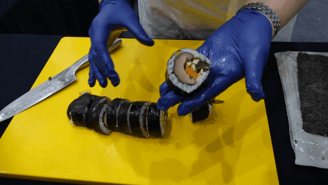 도마 위에서 잘려진 버섯 김밥