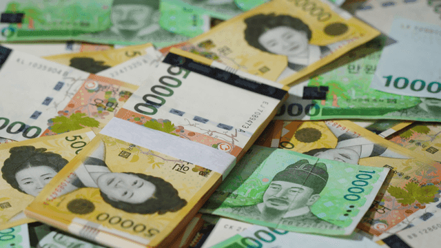 흩어져 있는 다양한 한국 지폐