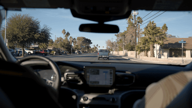 교외 지역을 운전하는 모습