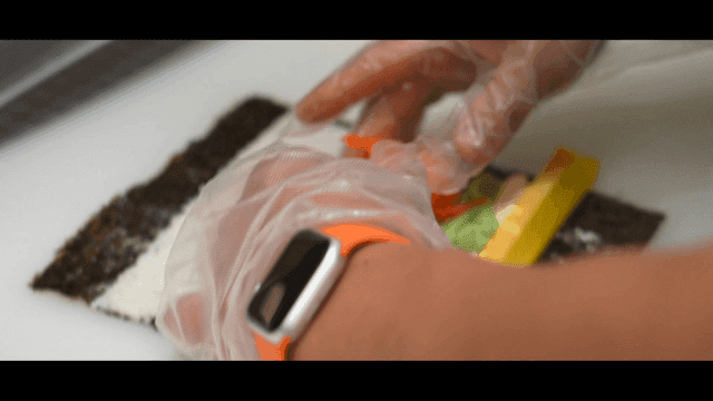 신선한 재료로 김밥 준비하기